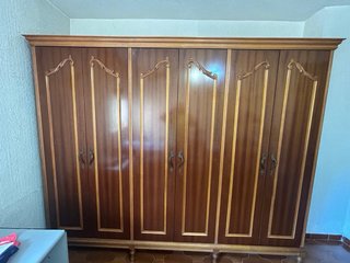 Armario de madera maciza