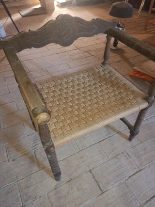 Sillón de madera antiguo con asiento de tela