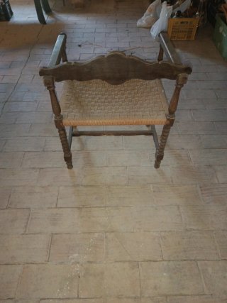 Sillón de madera antiguo con asiento de tela
