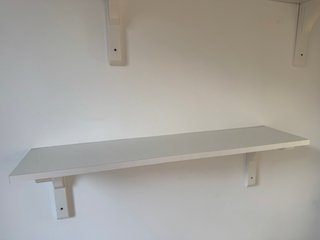 Estanterías blancas de madera.