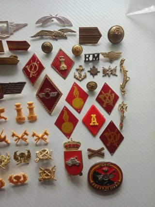 Lote insignias militares variadas
