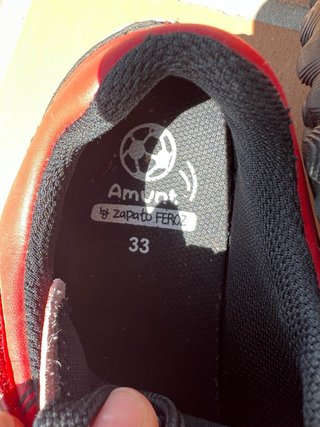 Botas de fútbol rojas y negras