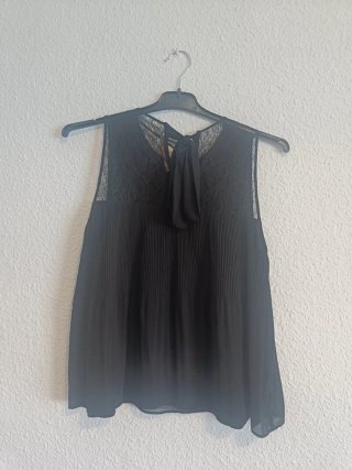 Blusa negra sin mangas con encaje