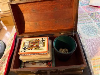 Cofre de madera con juegos de mesa
