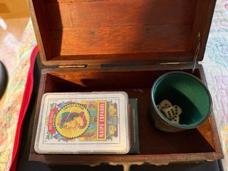 Cofre de madera con juegos de mesa