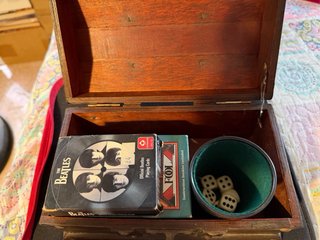 Cofre de madera con juegos de mesa