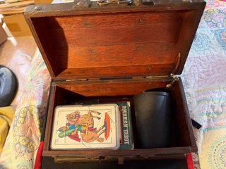 Cofre de madera con juegos de mesa