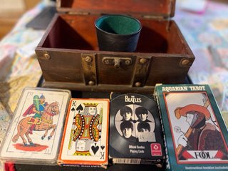 Cofre de madera con juegos de mesa