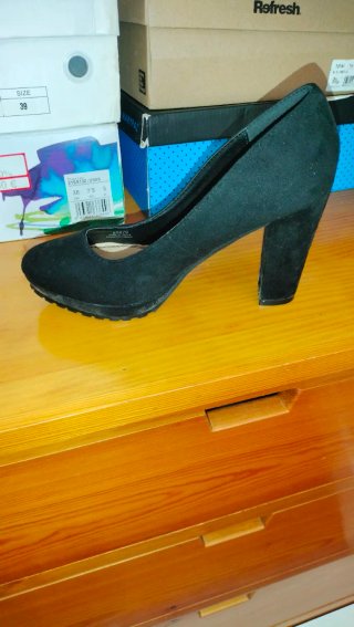 Botines elegantes beige/gris con plumas