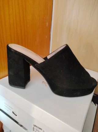 Botines elegantes beige/gris con plumas