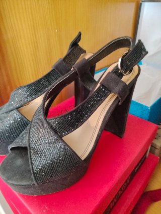 Botines elegantes beige/gris con plumas