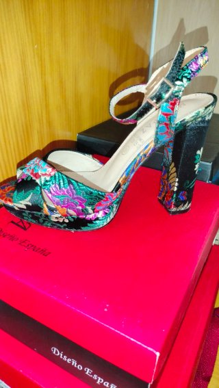 Botines elegantes beige/gris con plumas
