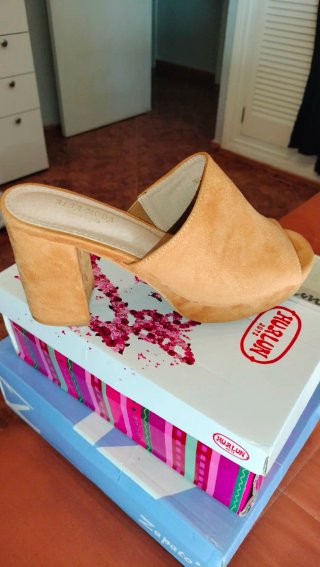 Botines elegantes beige/gris con plumas