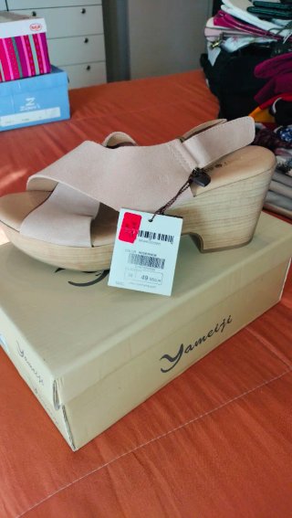 Botines elegantes beige/gris con plumas