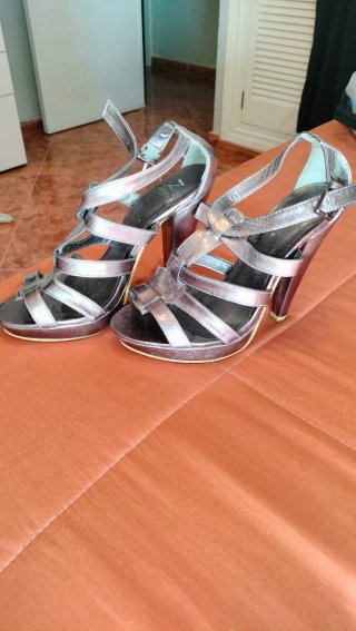 Botines elegantes beige/gris con plumas