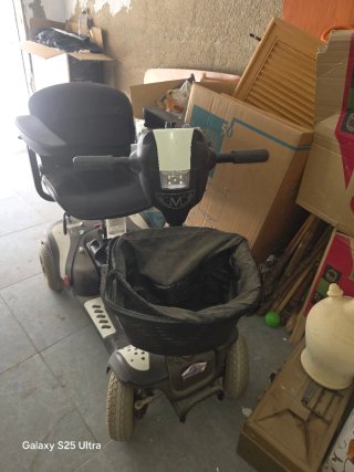 Moto eléctrica scooter negra y blanca