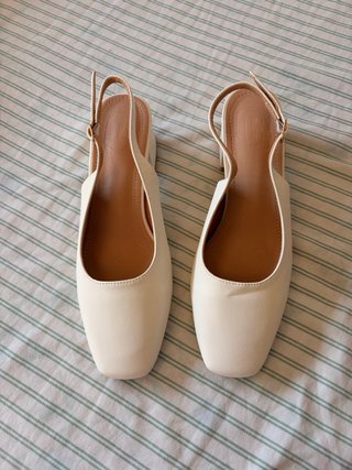 Zapatillas slingback tacón beige Tacones bajitos