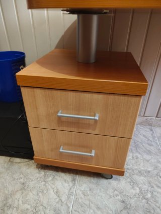 Escritorio madera y metal con cajonera