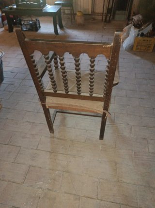 Sillón antiguo de madera tallada