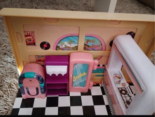 Casa de muñecas estilo diner americano