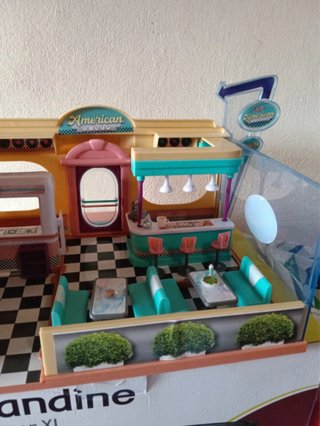 Casa de muñecas estilo diner americano