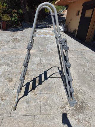 Escalera piscina gris plástico.