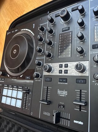 Controladora DJ Hercules DJControl Inpulse 500
