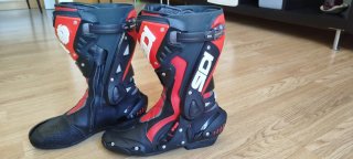 Botas de moto Sidi negras y rojas