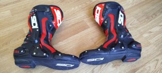 Botas de moto Sidi negras y rojas