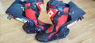 Botas de moto Sidi negras y rojas