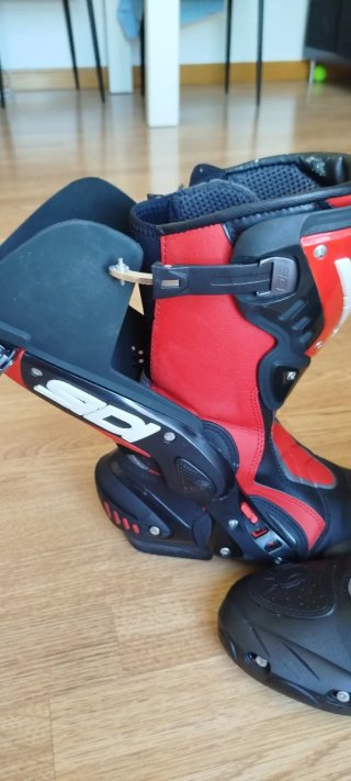 Botas de moto Sidi negras y rojas