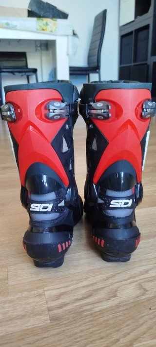 Botas de moto Sidi negras y rojas