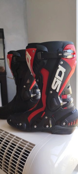 Botas de moto Sidi negras y rojas