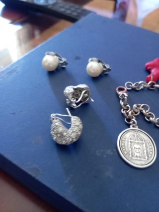 Lote Bisutería:Pulsera y Pendientes,