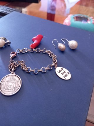 Lote Bisutería:Pulsera y Pendientes,