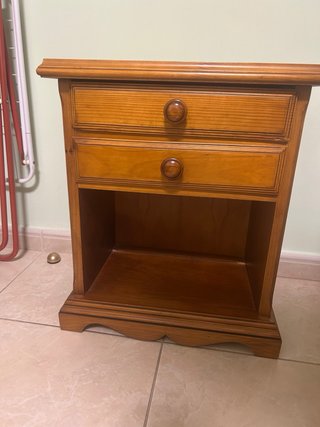 Mesita de noche de madera