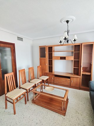 Mueble salón con mesa baja y con 4 sillas.