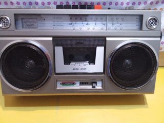 Radio Cassette Portátil Crown Plata
