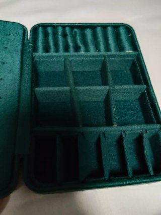 Joyero verde con cierre.