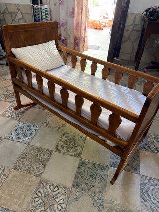 Cuna de madera antigua