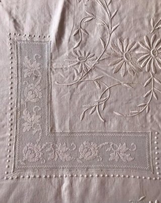 Colcha algodón bordada y adornos de bolillos