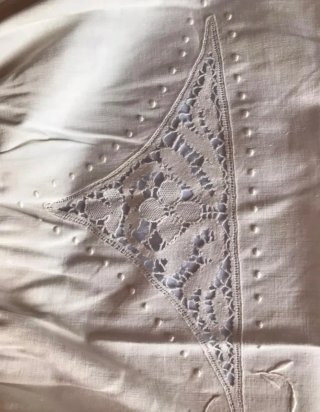 Colcha algodón bordada y adornos de bolillos