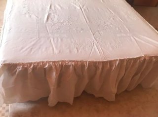 Colcha algodón bordada y adornos de bolillos
