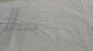 Colcha algodón bordada y adornos de bolillos
