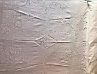 Colcha algodón bordada y adornos de bolillos