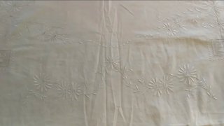 Colcha algodón bordada y adornos de bolillos