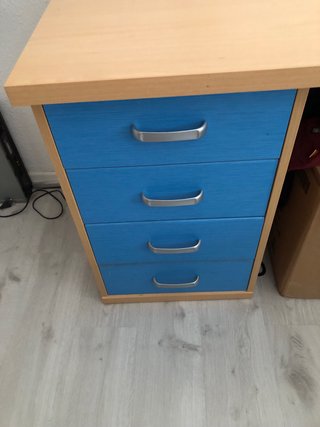Escritorio con cajones y cajonera