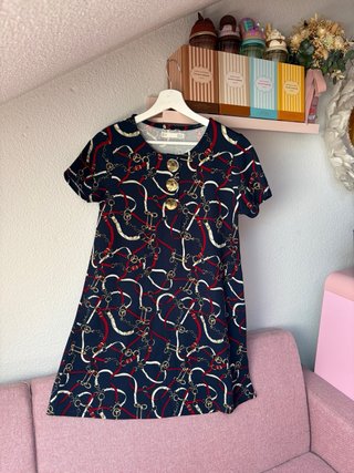 Vestido estampado cadenas y hebillas