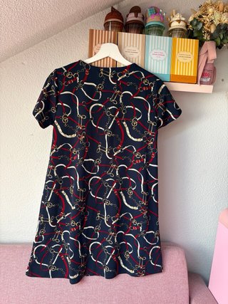 Vestido estampado cadenas y hebillas