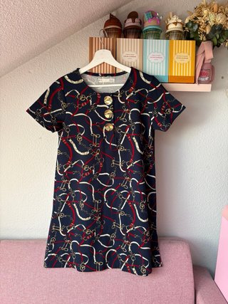 Vestido estampado cadenas y hebillas